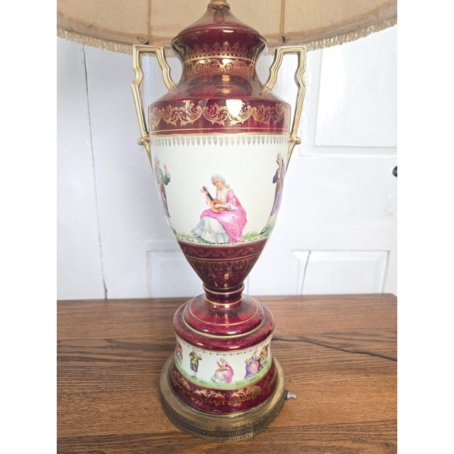 Hollywood Regency Vintage Fragonard-Style Porcelain Urn Lamp in Burgundy & Gold Gilt For Sale - Image 3 of 10