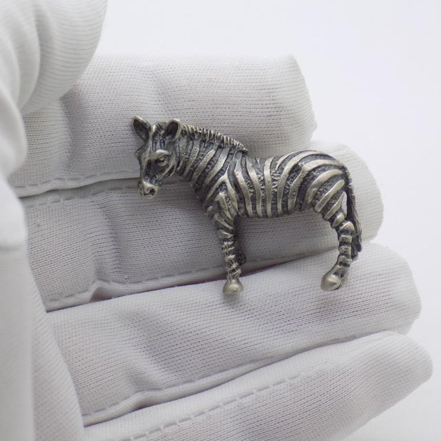 Beautiful vintage miniature depicting a zebra, handcrafted in Italy between the 1970s and 1980s in genuine solid silver....