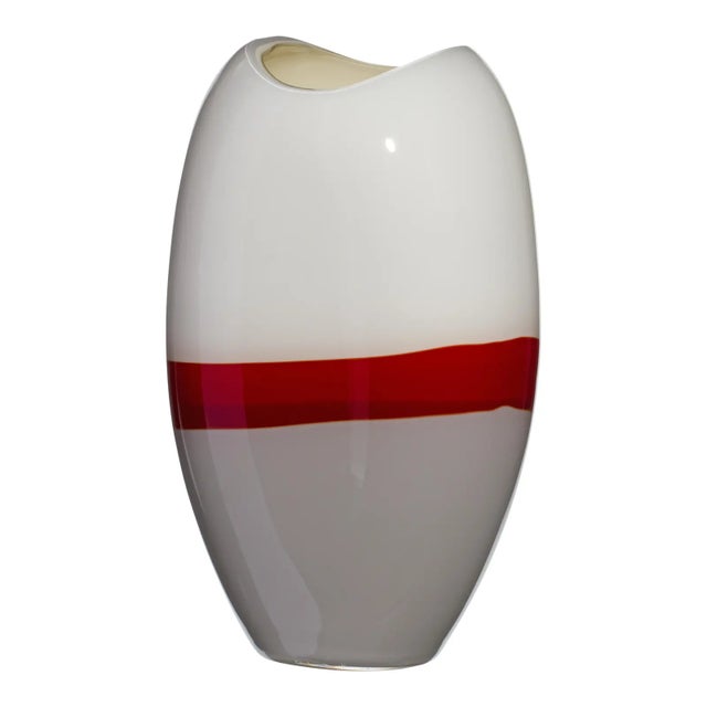 Created as the evolution of the Ogiva vase, Ellisse is an object that, thanks to its complex working while hot, achieves...