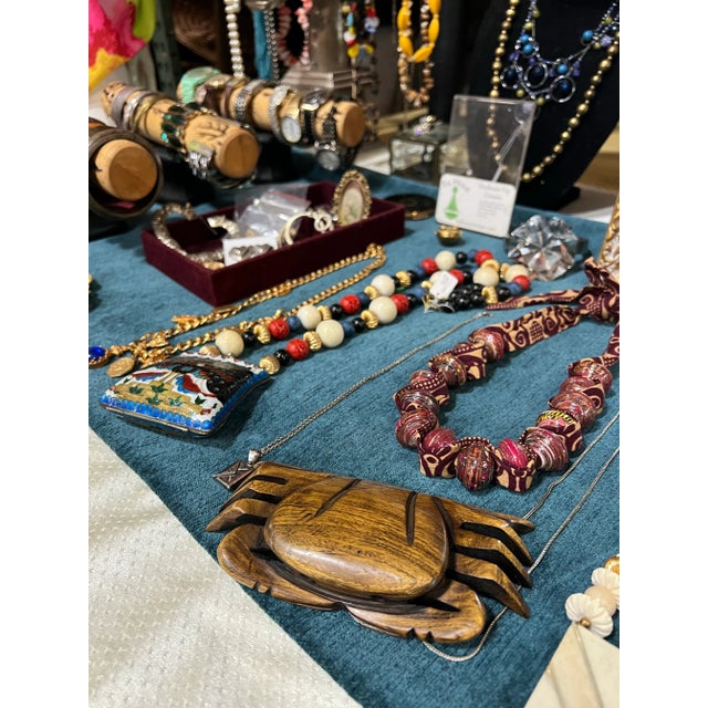 Up for consideration is a beautiful vintage pair of hand carved wooden crabs. These would look lovely in your home and...