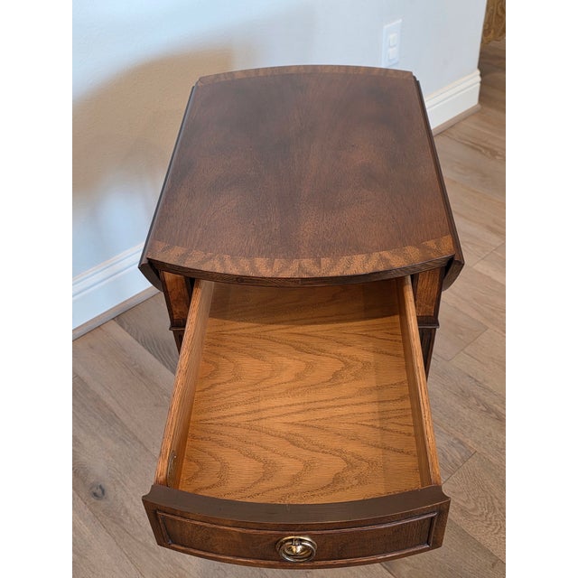 Auburn American Federal Style Cross-Banded Matched Mahogany Drop-Leaf Extending Occasional Table Signed Baker Furniture For Sale - Image 8 of 17