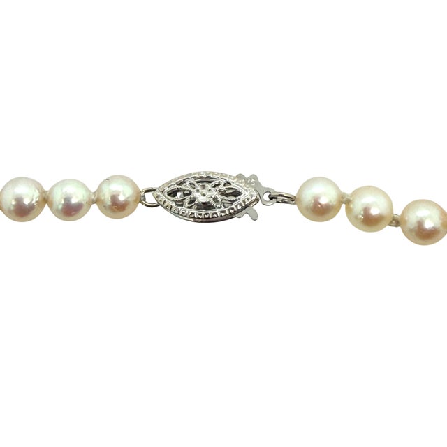 Traditional 1960s Cultured Pearl 32 Inch Knotted Strand Necklace With 14k White Gold Filigree Clasp For Sale - Image 3 of 3