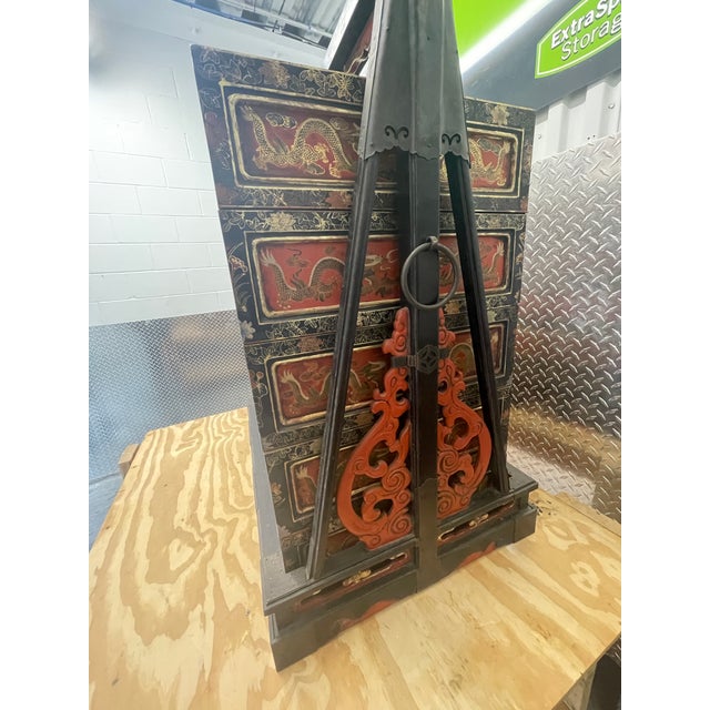 Early 19th Century Early 19th Century Large Chinese Lacquer Wedding or Travel Box For Sale - Image 5 of 11