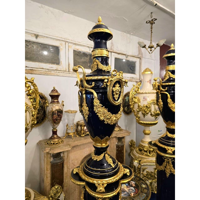 French Grand Sevres-Style Midnight Blue Porcelain Vase on Pedestal With Gold Leaf & Bronze Details For Sale - Image 3 of 10