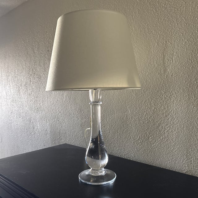 2020s Simon Pearce Pomfret Crystal Lamp With White Linen Shade French Cord For Sale - Image 5 of 8