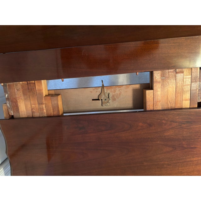 Burnt Umber Early 20th Century Federal Revival Mahogany Convertible Extension Dining & Game Table With Three Leaves For Sale - Image 8 of 12