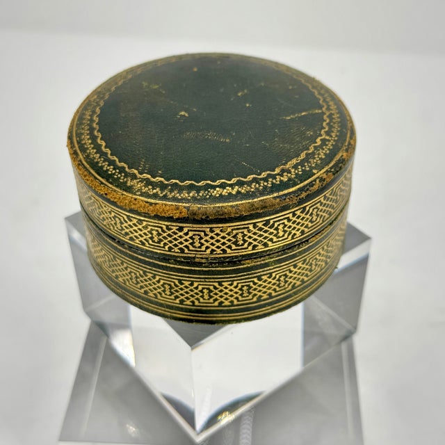 Early 1920s Round Italian Leather Jewelry Box For Sale In Philadelphia - Image 6 of 12