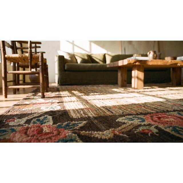 1930s Tan Camel Floral Folk Art Antique American Hooked Rug 6'0" X 8'10" Handknotted Wool Carpet For Sale - Image 9 of 9